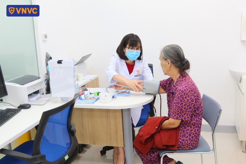 bác sĩ đo huyết áp cho người cao tuổi