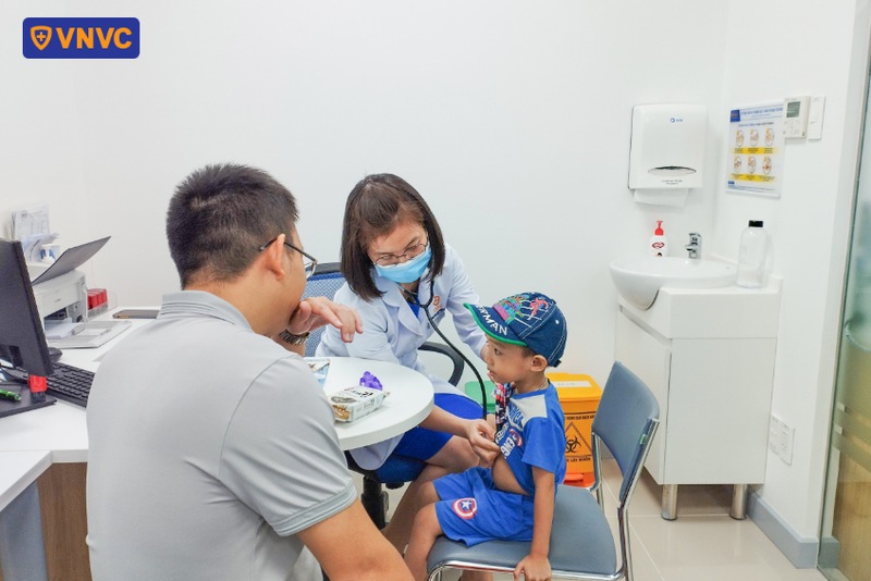 bác sĩ khám sàng lọc cho bé tại vnvc nha trang