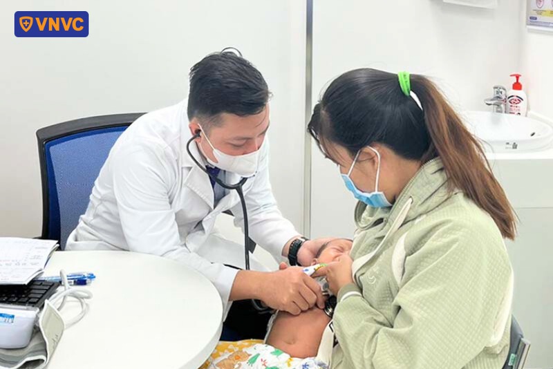 bác sĩ khám sàng lọc trước khi tiêm ngừa