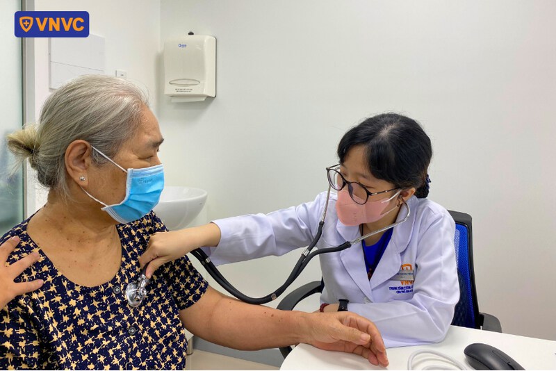 bác sĩ khám sàng lọc trước tiêm