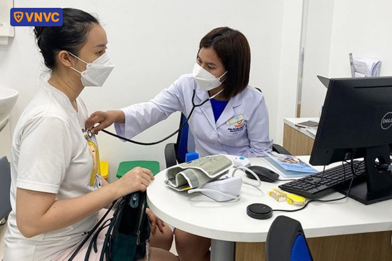 bác sĩ kiểm tra chỉ số sinh tồn của khách hàng