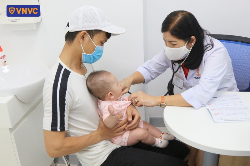 bác sĩ kiểm tra nhịp tim của trẻ