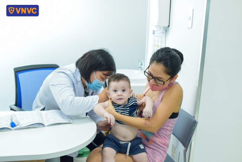 bác sĩ kiểm tra sức khỏe của bé