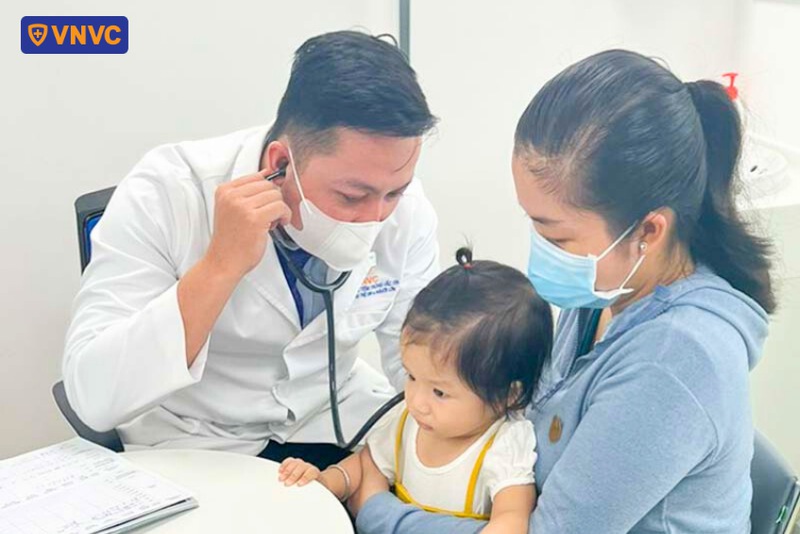 bác sĩ tại vnvc ân cần khám sàng lọc cho bé