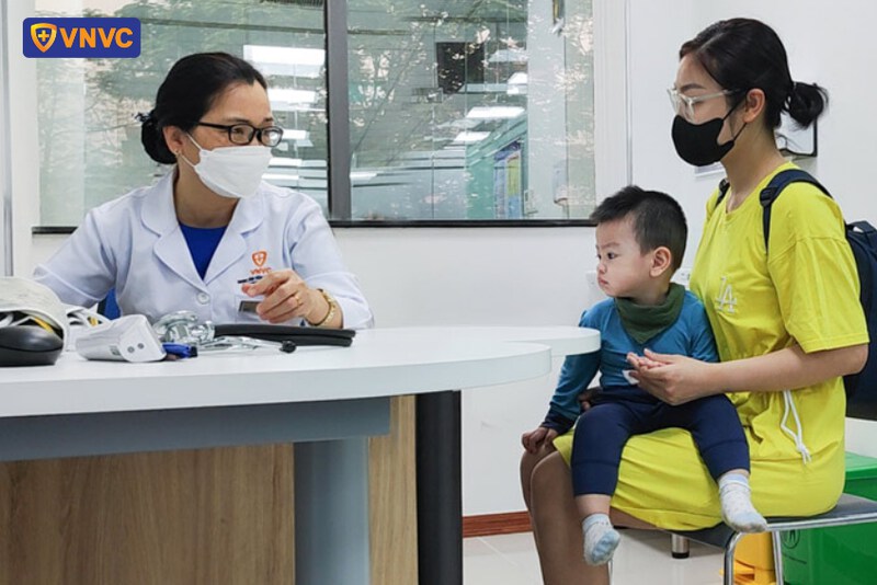 bác sĩ thăm khám sàng lọc trước tiêm cho trẻ