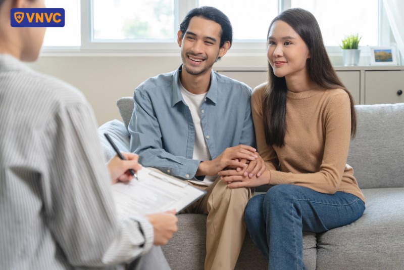 bác sĩ tư vấn cho khách tiêm