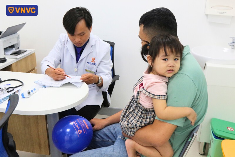 bác sĩ tư vấn lịch tiêm cho phụ huynh