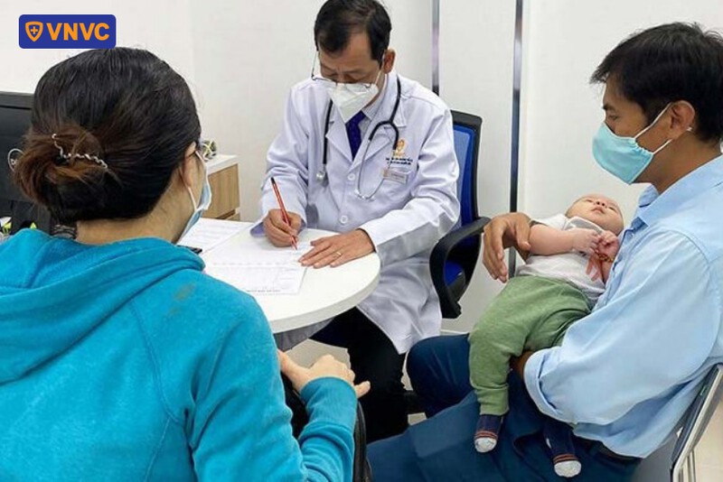 bác sĩ tư vấn vắc xin cho phụ huynh trước tiêm