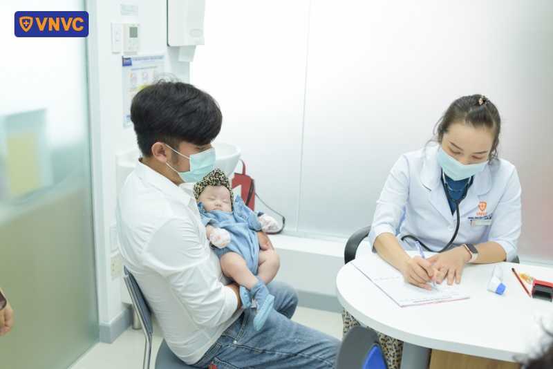 bác sĩ tư vấn vắc xin phù hợp cho phu huynh