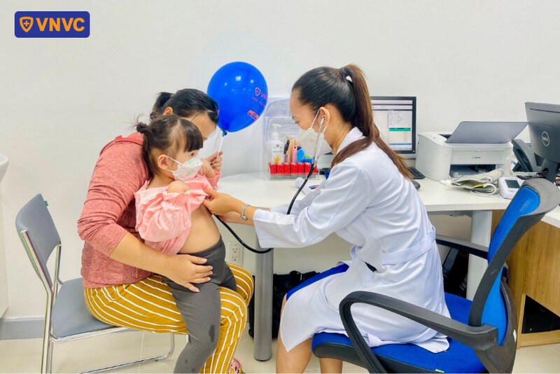 bác sĩ vnvc khám sàng lọc cho bé gái