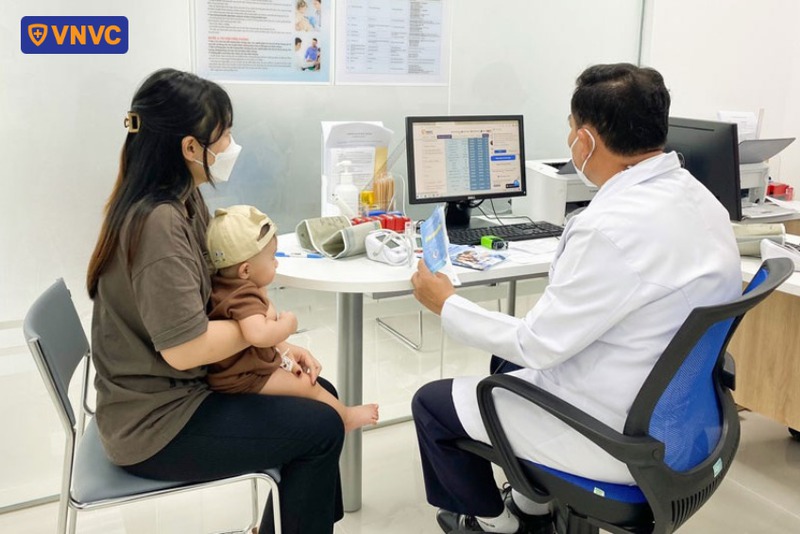 bác sĩ vnvc phan thiết khám sàng lọc cho bé