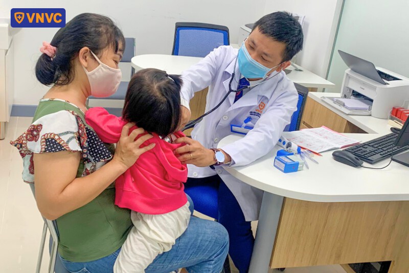 bác sĩ vnvc tam kỳ khám sàng lọc cho bé gái