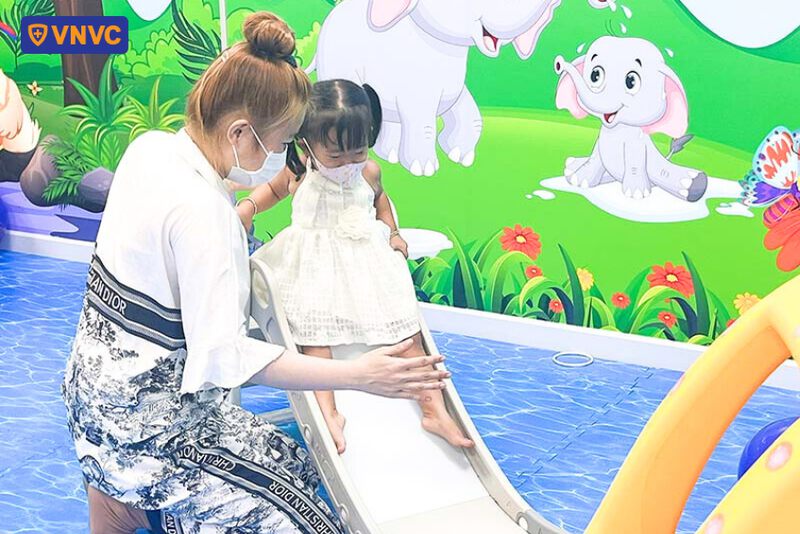 bé cùng chơi với mẹ tại vnvc