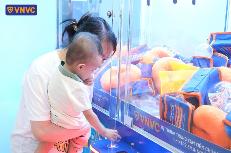 bé tập gắp thú ở khu vui chơi vnvc