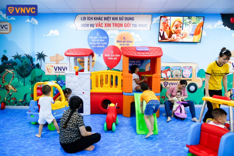 bé vui chơi sau khi tiêm