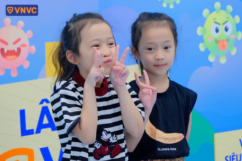 bé vui chơi sau tiêm tại vnvc