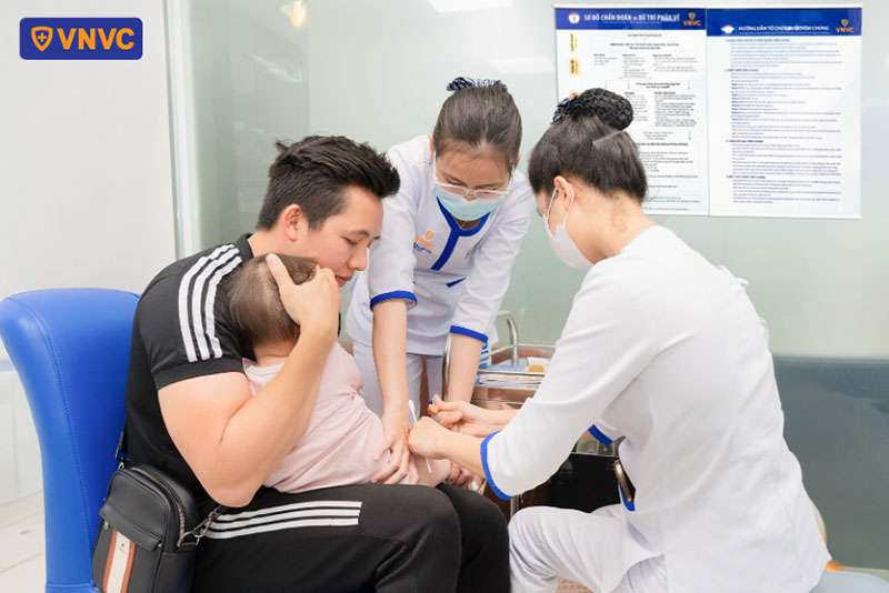 bố đưa bé đi tiêm ngừa