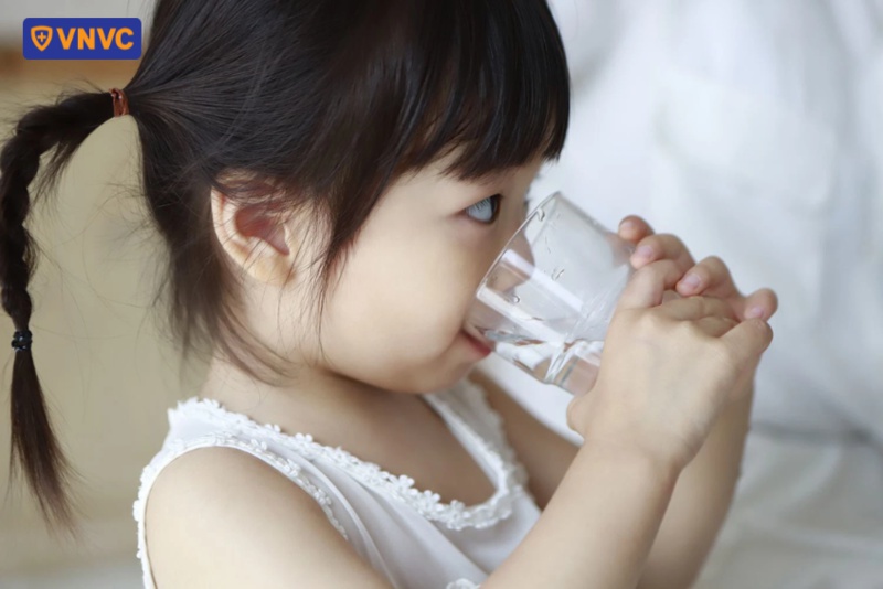 bổ sung đủ nước cho cơ thể trẻ