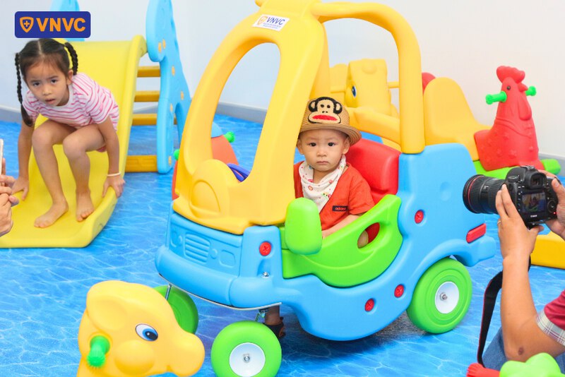 các bé nhỏ nô đùa tại vnvc buôn ma thuột