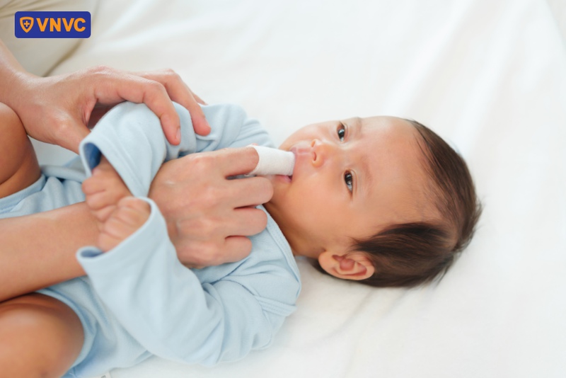 cách vệ sinh miệng cho trẻ bị tay chân miệng