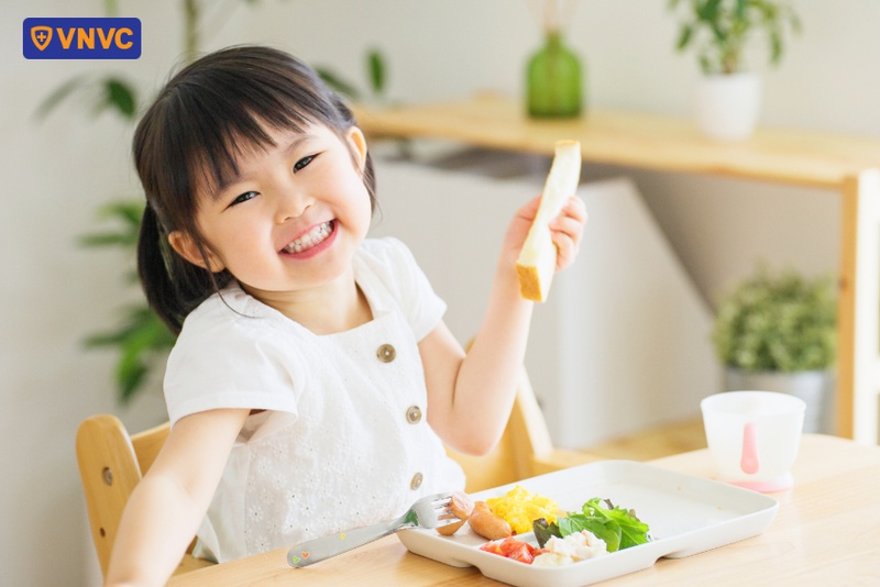 chế độ dinh dưỡng hợp lí giúp trẻ mau khỏe