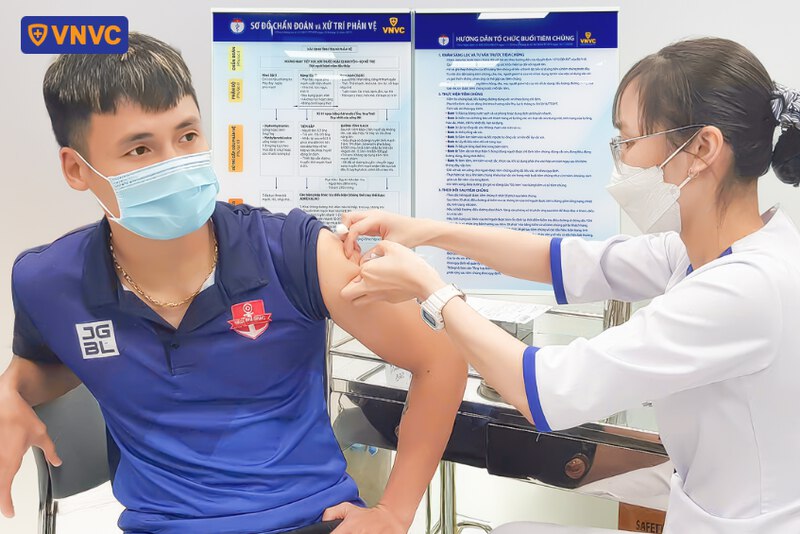 chích ngừa vắc xin cho cầu thủ