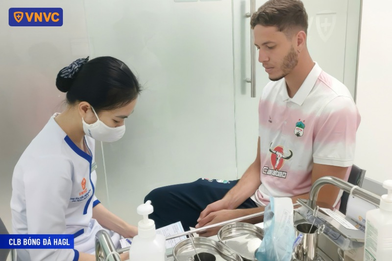 chích vắc xin cho cầu thủ