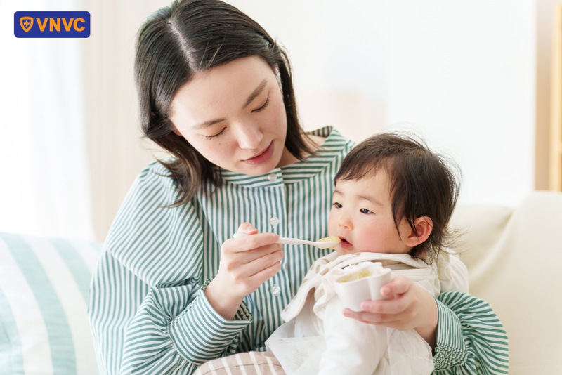 cho trẻ ăn thức ăn mềm dễ tiêu hóa