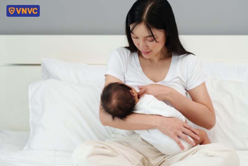 cho trẻ uống nhiều nước hoặc bú sữa mẹ