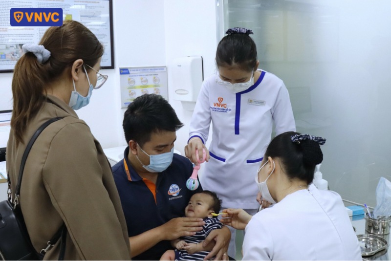 cho trẻ uống vắc xin rota phòng ngừa tiêu chảy