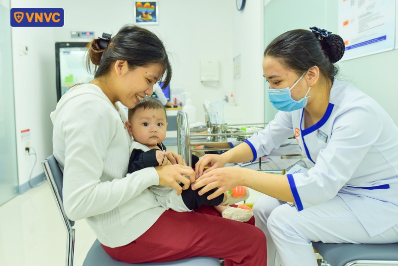 điều dưỡng ân cần hỗ trợ phụ huynh