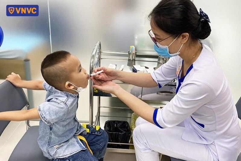 điều dưỡng cho bé uống vắc xin