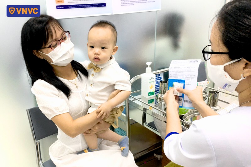 điều dưỡng đối chiếu vắc xin và phiếu chỉ định của bác sĩ