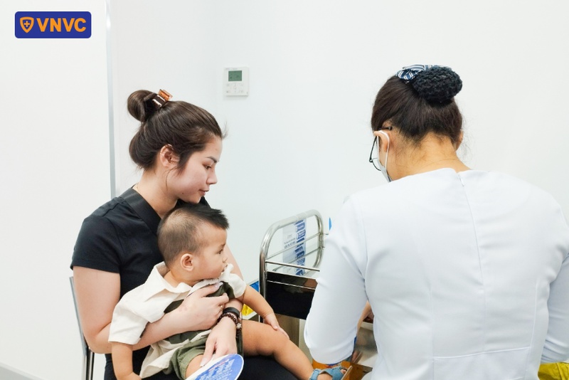 điều dưỡng giới thiệu quy trình tiêm chủng cho phụ huynh