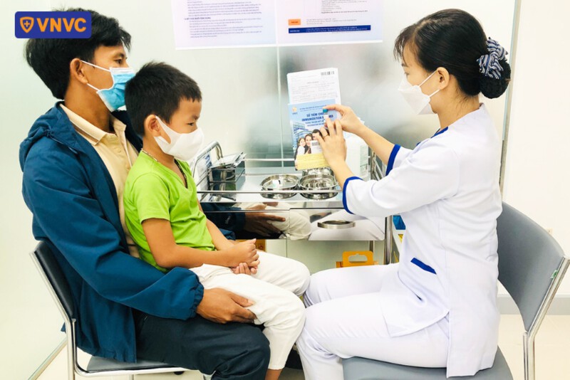 điều dưỡng hướng dẫn phụ huynh về sổ tiêm chủng