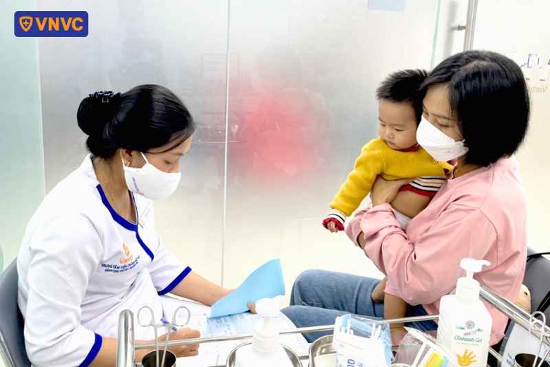 điều dưỡng kiểm tra lịch tiêm cho bé