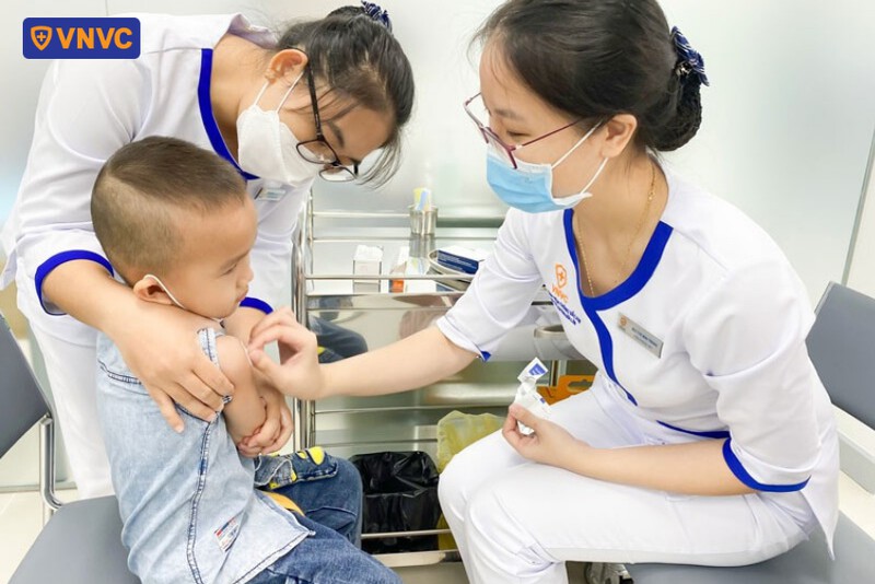 điều dưỡng sát trùng trước khi tiêm cho bé