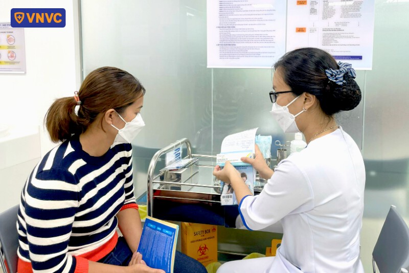 điều dưỡng tư vấn thông tin vắc xin cho khách hàng