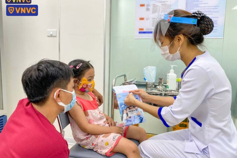 điều dưỡng tư vấn về sổ tiêm chủng cho phụ huynh