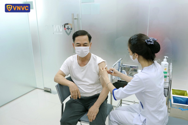 điều dưỡng viên thực hiện tiêm chủng an toàn