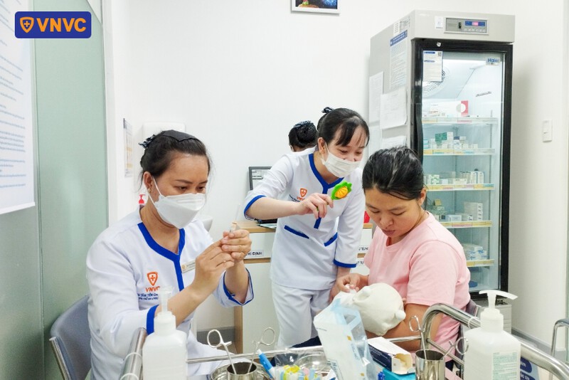 điều dưỡng vnvc chuẩn bị vắc xin cho bé