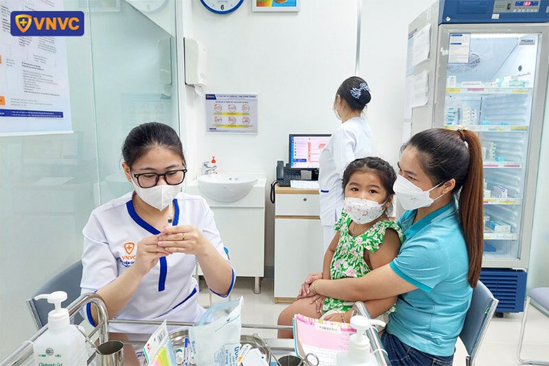 điều dưỡng vnvc gò vấp chuẩn bị dụng cụ tiêm