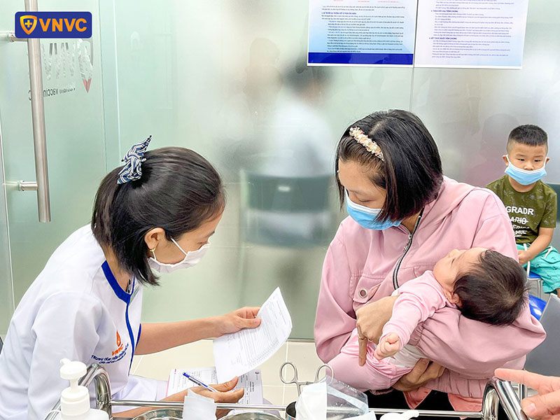 điều dưỡng vnvc thạnh lộc hướng dẫn khách hàng