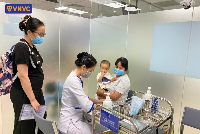 điều dưỡng xác nhận thông tin cá nhân trước tiêm