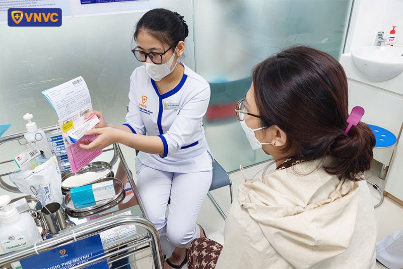 điều dưỡng xác nhận thông tin vắc xin trước khi tiêm