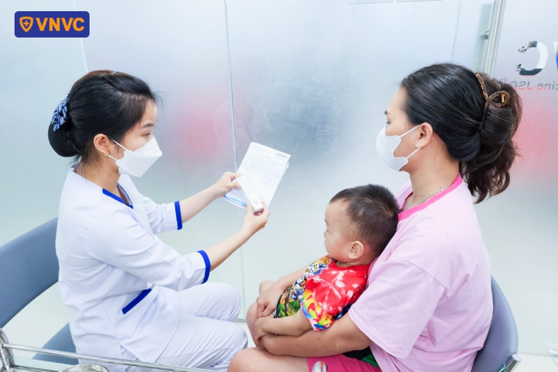 điều dưỡng xác nhận thông tin vắc xin với phụ huynh