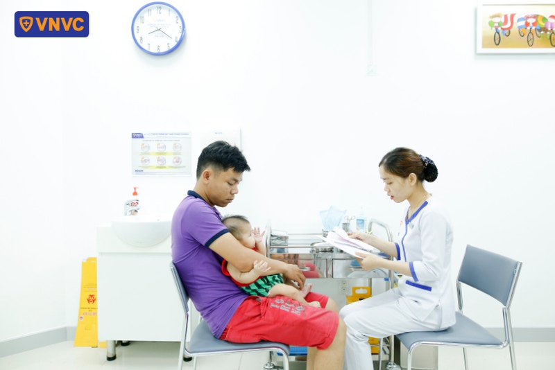 điều dưỡng xác nhận thông tin với bố em bé