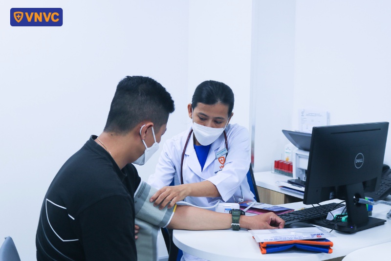 đo huyết áp trước tiêm