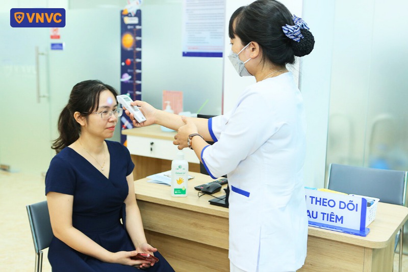 đo nhiệt độ sau tiêm chủng