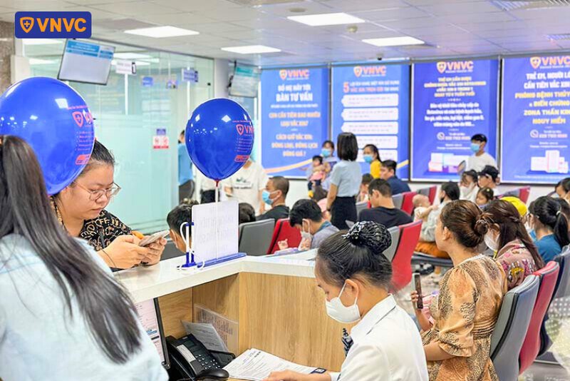 đông đảo người dân đến tiêm chủng tại vnvc